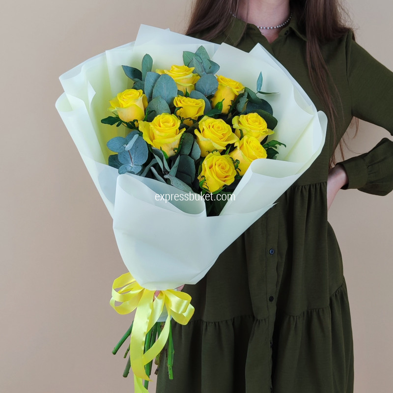 Букет из желтых роз с эвкалиптом