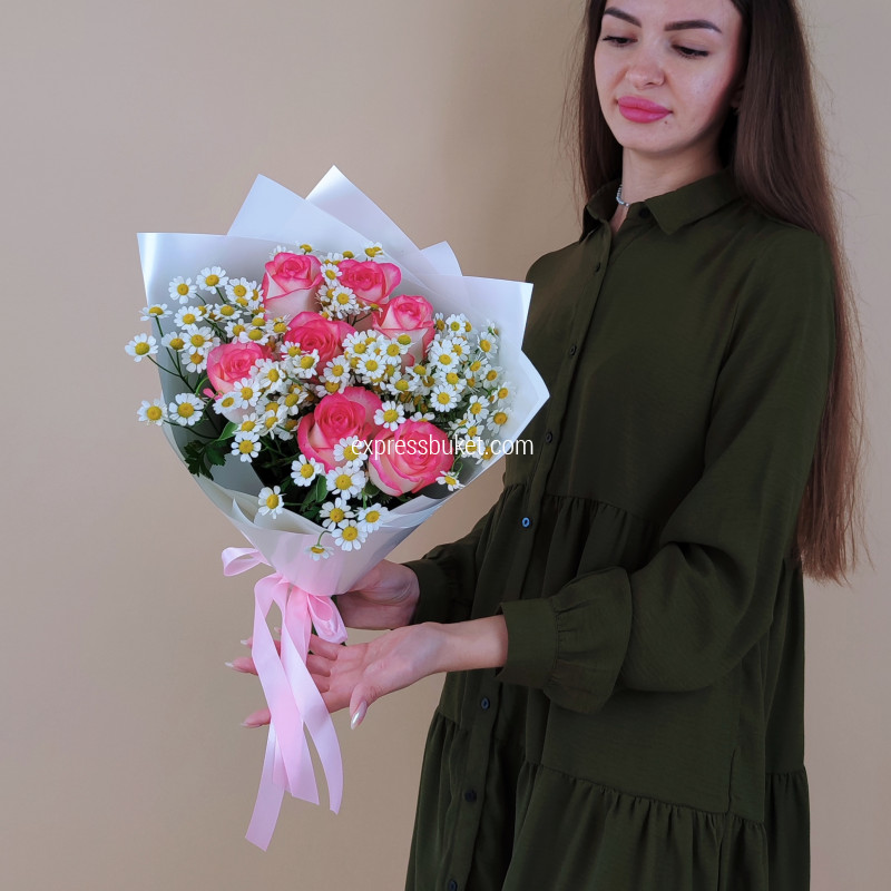 Букет из роз Джумилия с танацетумом