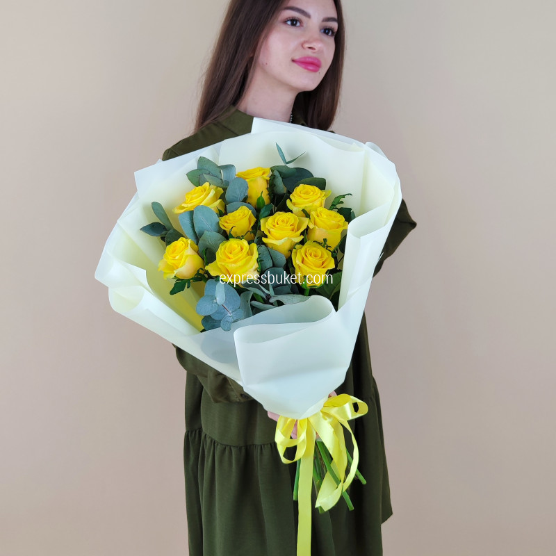 Букет из желтых роз с эвкалиптом